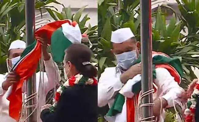 Sonia Gandhi : కాంగ్రెస్ ఆవిర్భావ దినోత్సవం.. ఎగరక ముందే కిందపడ్డ జెండా..!