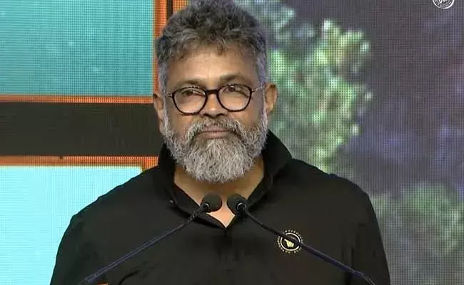 Sukumar : చంద్రబోస్కు డైరెక్టర్ సుకుమార్ పాదాభివందనం..! Sukumar : చంద్రబోస్కు డైరెక్టర్ సుకుమార్ పాదాభివందనం..!