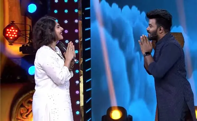 Maheswari : నేను చెయ్యి కలిపితే నువ్వు పులిహోర కలుపుతావ్.. సుధీర్కి కౌంటర్ ..! Maheswari : నేను చెయ్యి కలిపితే నువ్వు పులిహోర కలుపుతావ్.. సుధీర్కి కౌంటర్ ..!