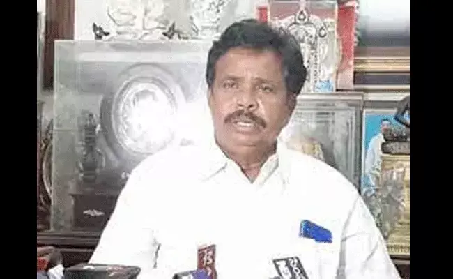 Krishnapatnam Anandayya: ఆనందయ్య ఒమిక్రాన్ మందును వ్యతిరేకిస్తున్న సొంత గ్రామస్తులు Krishnapatnam Anandayya: ఆనందయ్య ఒమిక్రాన్ మందును వ్యతిరేకిస్తున్న సొంత గ్రామస్తులు