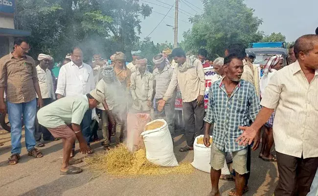 Vizianagaram: విజయనగరంలో రైతుల ఆగ్రహం.. వారు పండించిన ధాన్యాన్ని వారే.. Vizianagaram: విజయనగరంలో రైతుల ఆగ్రహం.. వారు పండించిన ధాన్యాన్ని వారే..