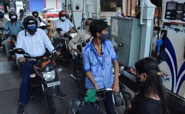 Petrol Rates: లీటర్ పెట్రోల్పై రూ.25 తగ్గించిన సీఎం.. Petrol Rates: లీటర్ పెట్రోల్పై రూ.25 తగ్గించిన సీఎం..