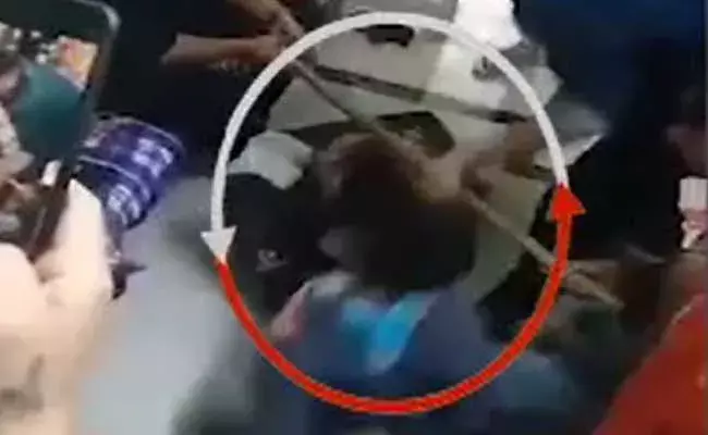 Amethi : అమేథీలో దళిత బాలికపై దాష్టీకం .. దొంగతనానికి పాల్పడిందని Amethi : అమేథీలో దళిత బాలికపై దాష్టీకం .. దొంగతనానికి పాల్పడిందని