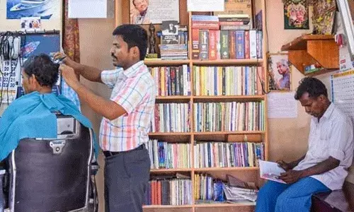 Thoothukudi:  సెలూన్‌లో లైబ్రరీ.. బుక్స్ చదివిన వారికి 30 % డిస్కౌంట్.. ఎక్కడంటే..