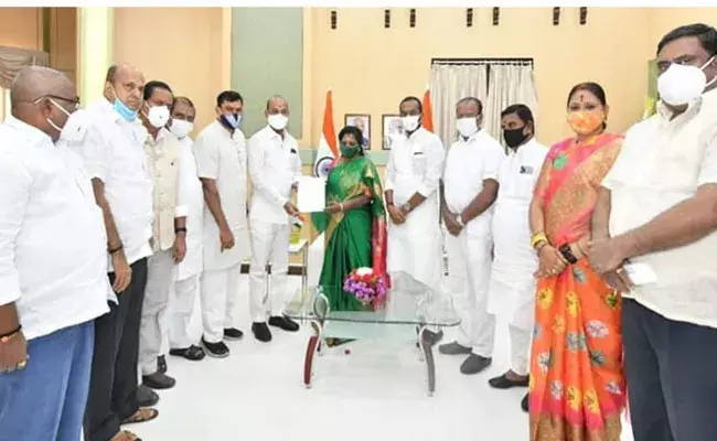 Bandi Sanjay: గవర్నర్ తమిళసైతో రాష్ట్ర బీజేపీ లీడర్ల భేటీ.. 317 జీవో రద్దుపై.. Bandi Sanjay: గవర్నర్ తమిళసైతో రాష్ట్ర బీజేపీ లీడర్ల భేటీ.. 317 జీవో రద్దుపై..
