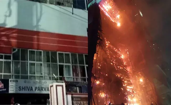 KPHB Shiva Parvathi Theater: కూకట్పల్లి శివపార్వతి థియేటర్లో అగ్నిప్రమాదం.. కాలిబూడిదైన సినిమా హాల్.. KPHB Shiva Parvathi Theater: కూకట్పల్లి శివపార్వతి థియేటర్లో అగ్నిప్రమాదం.. కాలిబూడిదైన సినిమా హాల్..