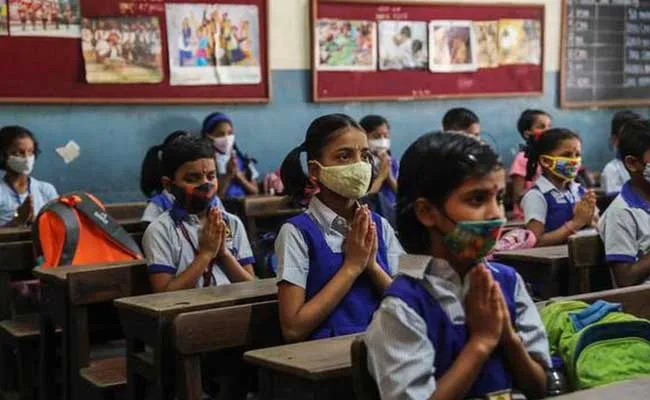 Omicron cases : కరోనా ఎఫెక్ట్ : 1 నుంచి 9 తరగతి విద్యార్ధులకి క్లాసులు బంద్..! Omicron cases : కరోనా ఎఫెక్ట్ : 1 నుంచి 9 తరగతి విద్యార్ధులకి క్లాసులు బంద్..!