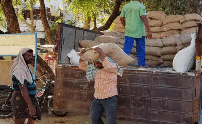 Ration Rice: మాయం అవుతున్న వందల బస్తాల రేషన్ బియ్యం.. బ్లాక్ మార్కెట్ దందా Ration Rice: మాయం అవుతున్న వందల బస్తాల రేషన్ బియ్యం.. బ్లాక్ మార్కెట్ దందా