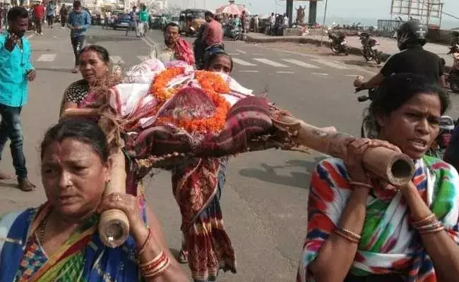 Odisha : కొడుకులు దూరంగా.. కూతుళ్ళే అన్ని తామై.. తల్లికి దహన సంస్కారాలు..! Odisha : కొడుకులు దూరంగా.. కూతుళ్ళే అన్ని తామై.. తల్లికి దహన సంస్కారాలు..!