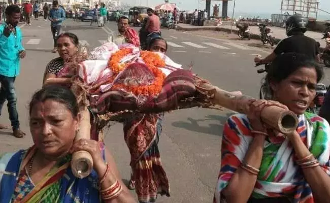 Odisha : కొడుకులు దూరంగా.. కూతుళ్ళే అన్ని తామై.. తల్లికి దహన సంస్కారాలు..! Odisha : కొడుకులు దూరంగా.. కూతుళ్ళే అన్ని తామై.. తల్లికి దహన సంస్కారాలు..!