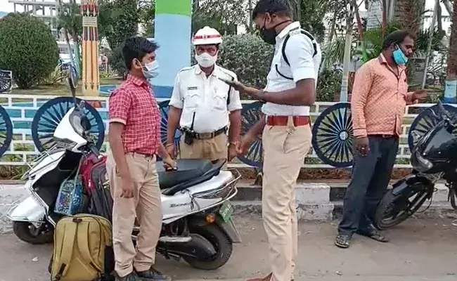 Siddipet: మా నాన్న ఎంపీటీసీ నన్నే అడ్డుకుంటారా: ట్రాఫిక్ పోలీసులతో బాలుడు.. Siddipet: మా నాన్న ఎంపీటీసీ నన్నే అడ్డుకుంటారా: ట్రాఫిక్ పోలీసులతో బాలుడు..