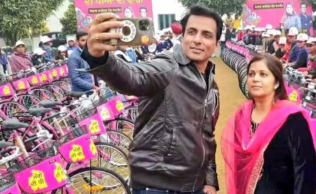 Sonu Sood : హ్యాట్సాఫ్ సోనూసూద్... అభినందించకుండా ఉండలేం..! Sonu Sood : హ్యాట్సాఫ్ సోనూసూద్... అభినందించకుండా ఉండలేం..!
