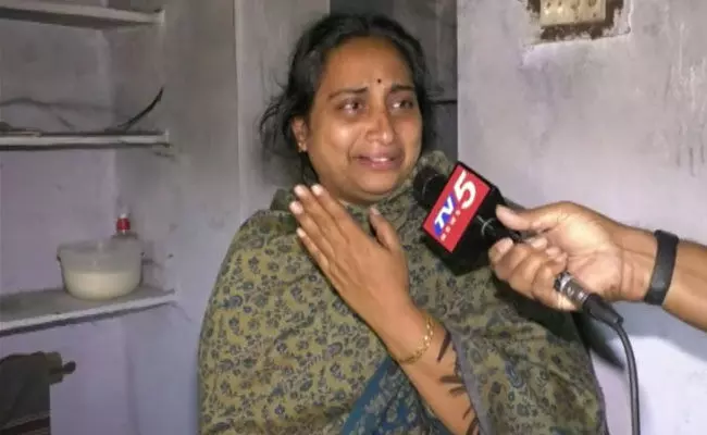 Ramakrishna Family Suicide: నాకు వనమా రాఘవతో ఎలాంటి సాన్నిహిత్యం లేదు: రామకృష్ణ సోదరి Ramakrishna Family Suicide: నాకు వనమా రాఘవతో ఎలాంటి సాన్నిహిత్యం లేదు: రామకృష్ణ సోదరి