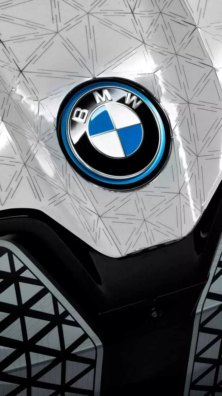 BMW iX Flow : బటన్‌ నొక్కితే రంగు మారే కారు