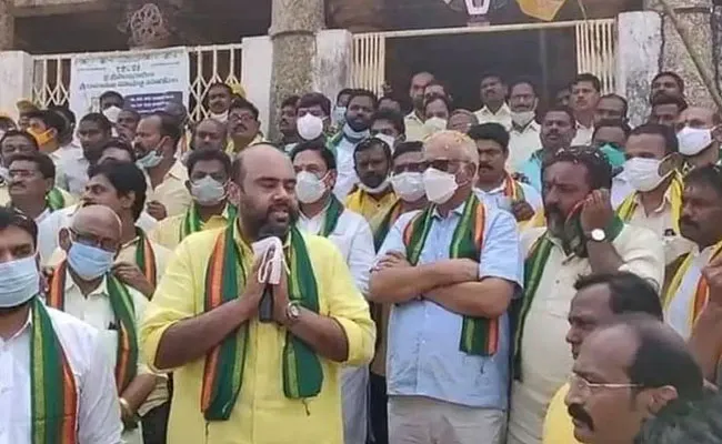 AP PRC: పీఆర్సీపై ఉద్యోగుల అసంతృప్తి.. ఏపీ ప్రభుత్వానికి వ్యతిరేకంగా నిరసన.. AP PRC: పీఆర్సీపై ఉద్యోగుల అసంతృప్తి.. ఏపీ ప్రభుత్వానికి వ్యతిరేకంగా నిరసన..
