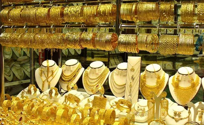 Gold and Silver Rates Today: భారీగా తగ్గిన బంగారం, వెండి ధరలు.. Gold and Silver Rates Today: భారీగా తగ్గిన బంగారం, వెండి ధరలు..