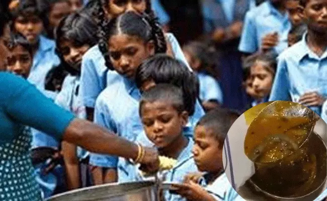 Mid-day Meal: మధ్యాహ్న భోజనంలో బల్లి.. 70 మంది విద్యార్థులకు అస్వస్థత Mid-day Meal: మధ్యాహ్న భోజనంలో బల్లి.. 70 మంది విద్యార్థులకు అస్వస్థత