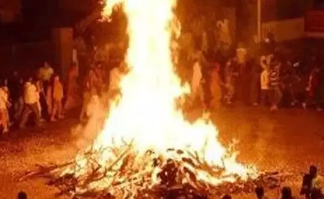 Amaravati: భోగిమంటల్లో 3 రాజధానుల ప్రతులు.. అమరావతి వాసుల నిరసన Amaravati: భోగిమంటల్లో 3 రాజధానుల ప్రతులు.. అమరావతి వాసుల నిరసన