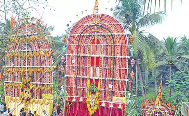 కోనసీమలో ఘనంగా సంక్రాంతి సంబరాలు.. ప్రత్యేక ఆకర్షణగా ప్రభల ఉత్సవాలు కోనసీమలో ఘనంగా సంక్రాంతి సంబరాలు.. ప్రత్యేక ఆకర్షణగా ప్రభల ఉత్సవాలు