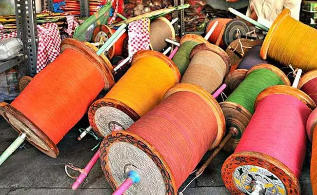 Manja: ప్రాణాలు తీస్తున్న మాంజాలు.. నిషేధం మాట గాలికే.. Manja: ప్రాణాలు తీస్తున్న మాంజాలు.. నిషేధం మాట గాలికే..