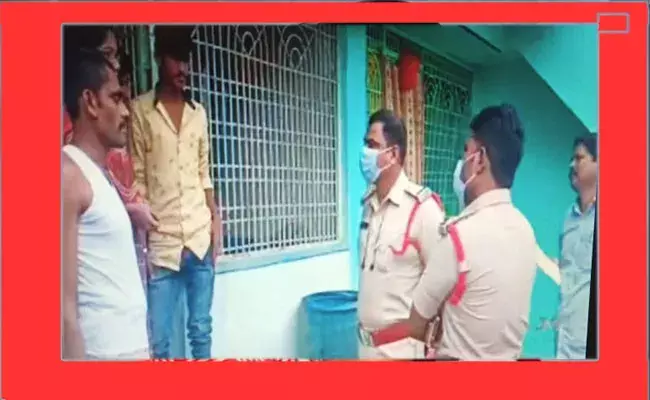 Prakasam: మద్యం తాగొచ్చి వేధిస్తున్నాడంటూ భర్తపై పెట్రోల్ పోసి నిప్పంటించిన భార్య.. Prakasam: మద్యం తాగొచ్చి వేధిస్తున్నాడంటూ భర్తపై పెట్రోల్ పోసి నిప్పంటించిన భార్య..