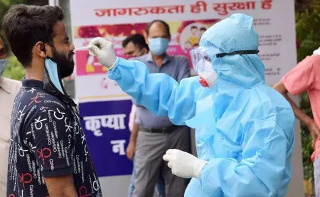 Covid Cases: ఏపీలో 24 గంటల్లో 4,570 పాజిటివ్ కేసులు.. తెలుగు రాష్ట్రాల్లో కరోనా డేంజర్ బెల్స్.. Covid Cases: ఏపీలో 24 గంటల్లో 4,570 పాజిటివ్ కేసులు.. తెలుగు రాష్ట్రాల్లో కరోనా డేంజర్ బెల్స్..