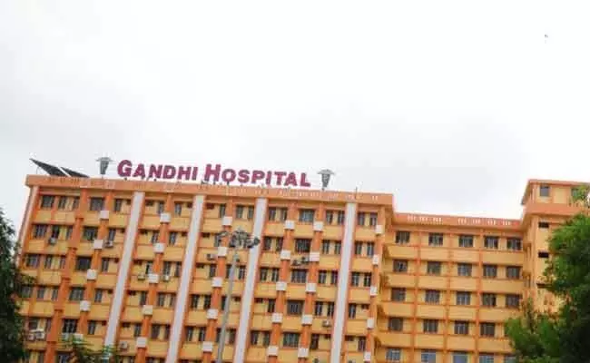 Gandhi Hospital :  గాంధీ ఆస్పత్రిలో కరోనా కలకలం..  120 మంది వైద్యులకు కరోనా పాజిటివ్‌