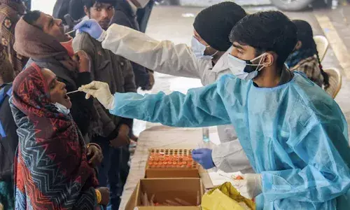 India Corona: కరోనా డేంజర్‌ బెల్స్.. గతంలో ఎన్నడూ లేనంతగా రికార్డ్‌ స్థాయిలో కేసులు..