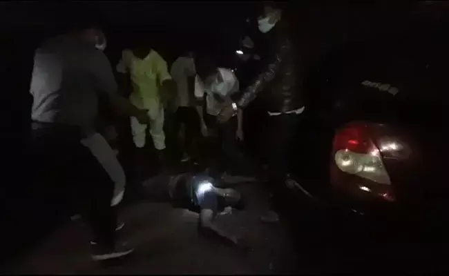 Guntur: అదుపుతప్పి చెరువులో పడిన కారు.. నలుగురు మృతి..