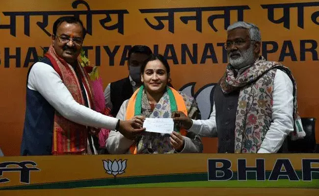 Uttar Pradesh: సమాజ్‌వాదీ పార్టీకి ఝలక్‌.. బీజేపీలోకి మాజీ సీఎం కోడలు..