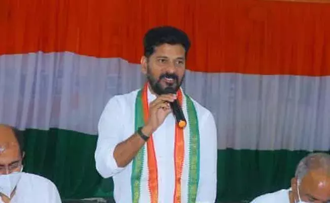 Revanth Reddy : బడికి వెళ్లి పాఠాలు చెప్పాల్సిన టీచర్లు ప్రగతి భవన్ను ముట్టడించారు: రేవంత్ రెడ్డి Revanth Reddy : బడికి వెళ్లి పాఠాలు చెప్పాల్సిన టీచర్లు ప్రగతి భవన్ను ముట్టడించారు: రేవంత్ రెడ్డి