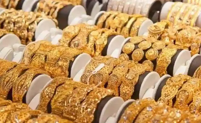 Gold and Silver Rates Today: తగ్గిన బంగారం ధరలు.. పెరిగిన వెండి ధరలు..