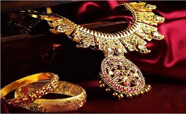 Gold and Silver Rates Today: భారీగా పెరిగిన బంగారం, వెండి ధరలు.. Gold and Silver Rates Today: భారీగా పెరిగిన బంగారం, వెండి ధరలు..