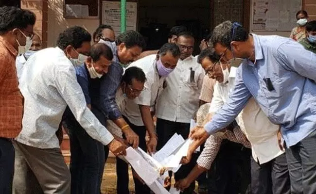 PRC fitment: 11వ పీఆర్సీ రద్దు చేయాలని డిమాండ్ చేస్తూ కాకినాడ కలెక్టరేట్ ముట్టడి PRC fitment: 11వ పీఆర్సీ రద్దు చేయాలని డిమాండ్ చేస్తూ కాకినాడ కలెక్టరేట్ ముట్టడి