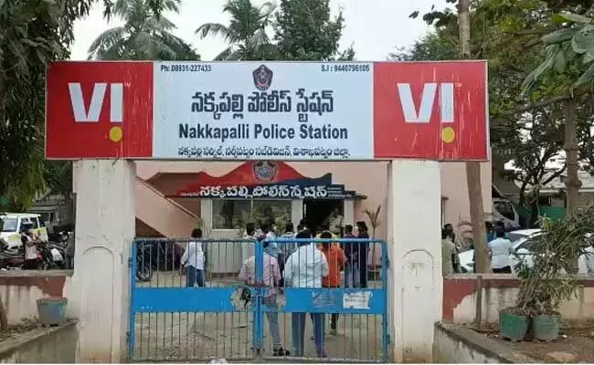 visakhapatnam : విశాఖ జిల్లాలో దారుణం.. మైనర్ బాలికపై లైంగిక దాడి visakhapatnam : విశాఖ జిల్లాలో దారుణం.. మైనర్ బాలికపై లైంగిక దాడి
