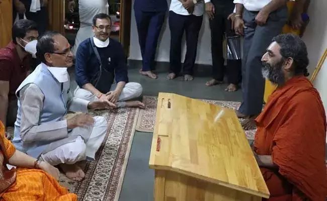 Shivraj Singh Chouhan  : త్రిదండి చినజీయర్ స్వామిని కలిసిన మధ్యప్రదేశ్  సీఎం..!