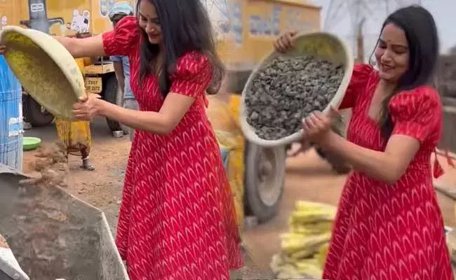 Himaja : పారపట్టి మట్టి ఎత్తి.. కూలీగా మారిన హిమజ..!