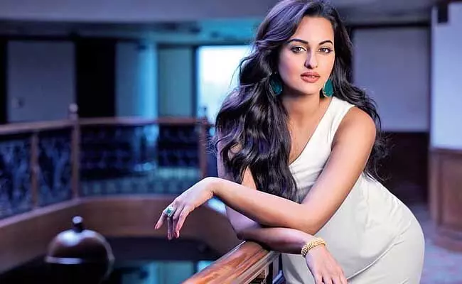 Sonakshi Sinha : పెళ్లిని కరోనాతో పోల్చిన బాలీవుడ్ బ్యూటీ..! Sonakshi Sinha : పెళ్లిని కరోనాతో పోల్చిన బాలీవుడ్ బ్యూటీ..!