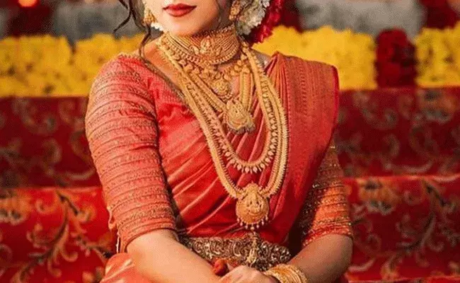 Gold and Silver Rates Today : భారీగా తగ్గిన బంగారం, వెండి ధరలు...!