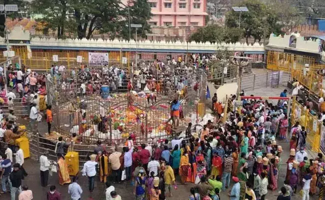 Medaram: మేడారం జాతరలో విషాదం.. మూర్చతో క్యూలైన్లో మృతిచెందిన భక్తుడు.. Medaram: మేడారం జాతరలో విషాదం.. మూర్చతో క్యూలైన్లో మృతిచెందిన భక్తుడు..