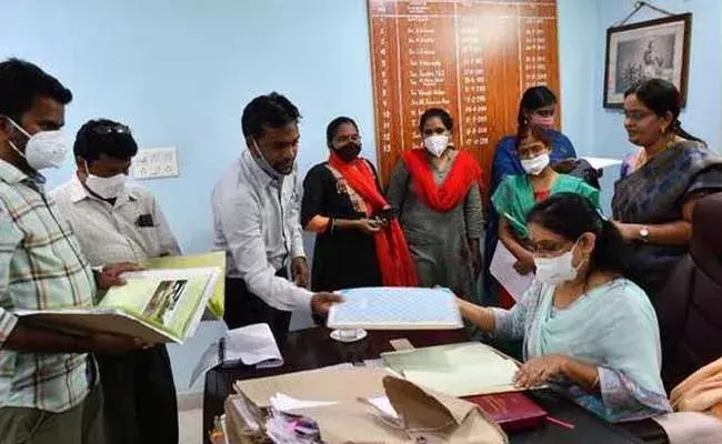 Telangana : తెలంగాణలో కిటకిటలాడుతున్న రిజిస్ట్రేషన్ కార్యాలయాలు Telangana : తెలంగాణలో కిటకిటలాడుతున్న రిజిస్ట్రేషన్ కార్యాలయాలు