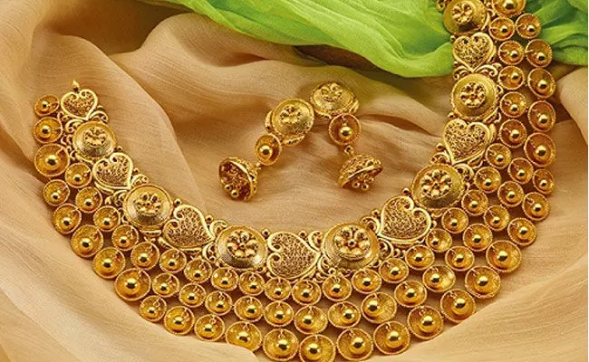 Gold and Silver Rates Today: భారీగా తగ్గిన బంగారం, వెండి ధరలు.. Gold and Silver Rates Today: భారీగా తగ్గిన బంగారం, వెండి ధరలు..