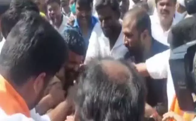 Hindupuram : హిందూపురాన్ని జిల్లా కేంద్రంగా ప్రకటించాలని పెట్రోల్‌ పోసుకొని..