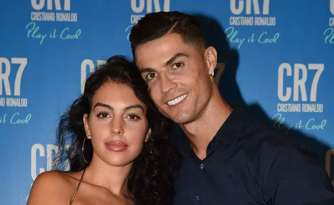 Cristiano Ronaldo: గర్ల్ఫ్రెండ్ పుట్టినరోజు కోసం రూ.50 లక్షలు ఖర్చు చేసిన ఆటగాడు.. Cristiano Ronaldo: గర్ల్ఫ్రెండ్ పుట్టినరోజు కోసం రూ.50 లక్షలు ఖర్చు చేసిన ఆటగాడు..