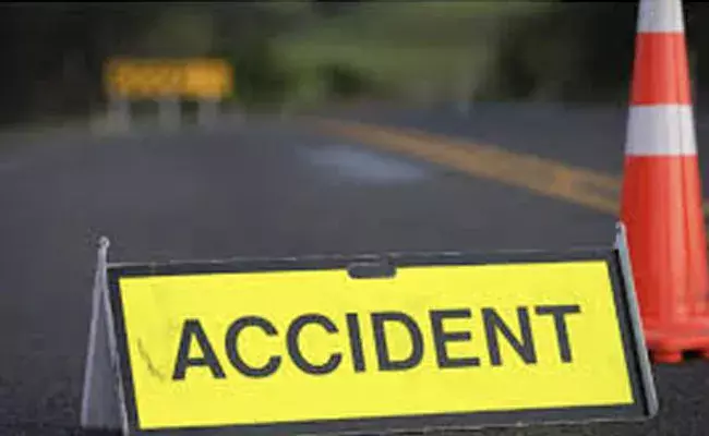 Jagityal: జగిత్యాలలో రోడ్డు ప్రమాదం.. ఆటో, బైక్ ఢీ.. ముగ్గురు మృతి.. Jagityal: జగిత్యాలలో రోడ్డు ప్రమాదం.. ఆటో, బైక్ ఢీ.. ముగ్గురు మృతి..