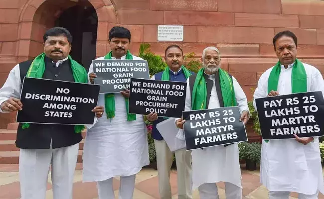 TRS: కేంద్ర ప్రభుత్వ వైఖరికి నిరసనగా రాష్ట్రపతి ప్రసంగాన్ని బహిష్కరించిన టీఆర్ఎస్..