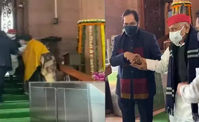 Smriti Irani :  ములాయం సింగ్ పాదాలకు నమస్కరించిన కేంద్రమంత్రి...! Smriti Irani :  ములాయం సింగ్ పాదాలకు నమస్కరించిన కేంద్రమంత్రి...!