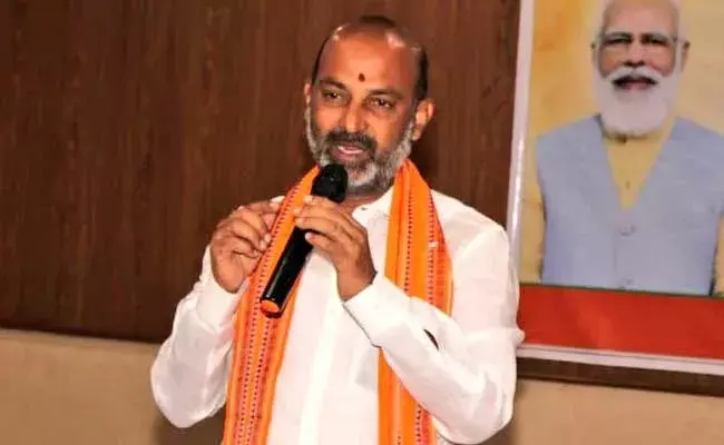 Bandi Sanjay : జైలుకు పోతా అని కేసీఆర్ డిప్రెషన్తో మాడ్లాడుతున్నారు : బండి సంజయ్ Bandi Sanjay : జైలుకు పోతా అని కేసీఆర్ డిప్రెషన్తో మాడ్లాడుతున్నారు : బండి సంజయ్