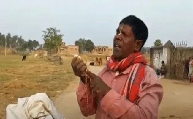 Kacha Badam Bhuban Badyakar: గల్లీలో పల్లీలు అమ్ముకునే వ్యక్తిని సెలబ్రెటీని చేసిన కచ్చా బాదం .. Kacha Badam Bhuban Badyakar: గల్లీలో పల్లీలు అమ్ముకునే వ్యక్తిని సెలబ్రెటీని చేసిన కచ్చా బాదం ..
