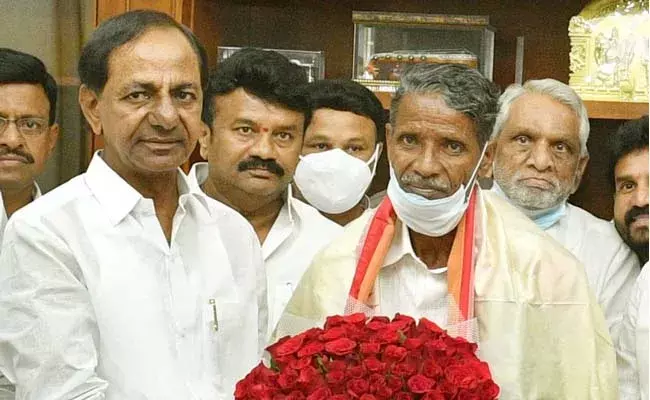 KCR : పద్మశ్రీ అవార్డు గ్రహీతలకి సీఎం కేసీఆర్ భారీ నజరానా...! KCR : పద్మశ్రీ అవార్డు గ్రహీతలకి సీఎం కేసీఆర్ భారీ నజరానా...!